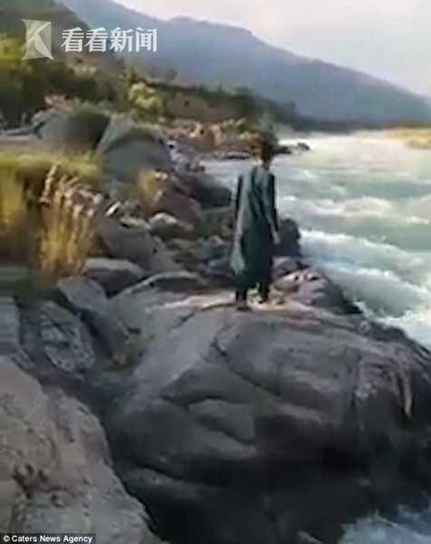 1大学生为拍视频爬岩戏水 家人面前失足坠河身亡
