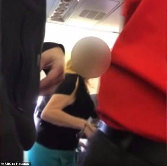 美国航班上女子用种族歧视词语骂空乘 被逐下飞机