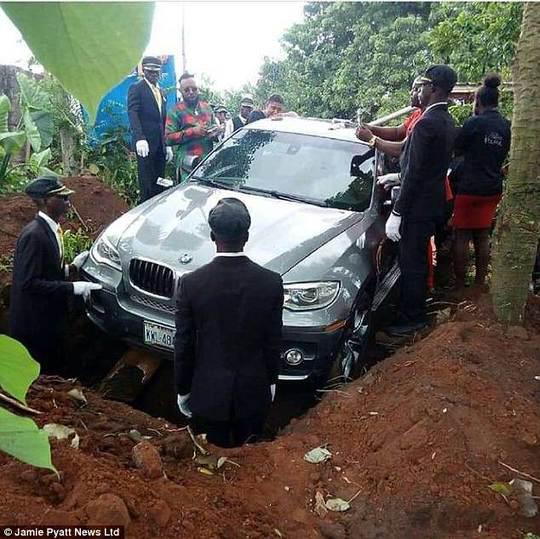 尼日利亚男子去世 儿子买宝马车当棺材下葬(图)