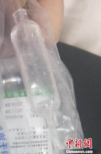 发现有疑似毛发的输液器 受访者孙女士供图 摄 发现有疑似毛发的输液器 受访者孙女士供图 摄