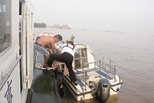 图为从长江大桥附近一直漂到阳逻港江面，落水小伙被海事人员合力救起 通讯员高海忠摄