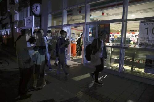 地震造成北海道地区全户停电。（图源：读卖新闻）