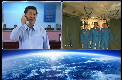 2013年6月24日，习近平同正在天宫一号执行任务的三位航天员进行天地通话。
