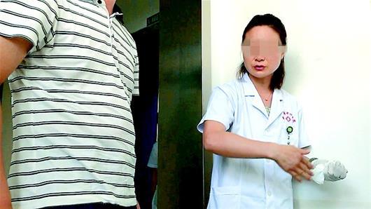 图为:给缪女士做检查的女医生(右)
