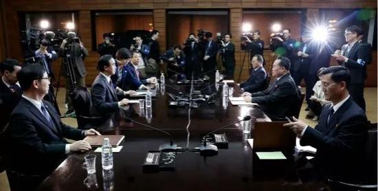3月29日，在板门店朝方一侧的统一阁，朝韩双方代表参加高级别会谈。新华社/纽西斯通讯社