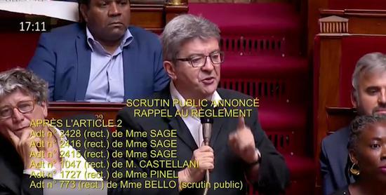 图为“不屈法兰西”党魁让-吕克·梅朗雄在议会演讲中发问。