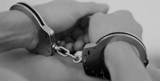 新优娱乐新平台_小象在水边喝水时被鳄鱼伏击,所幸自己勇敢,家人援助,安全获救