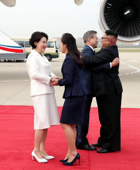 北京时间18日，文在寅乘专机抵达平壤顺安国际机场。