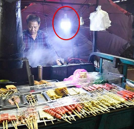 地摊专用照明灯销量激增70% 义乌商人忙坏了