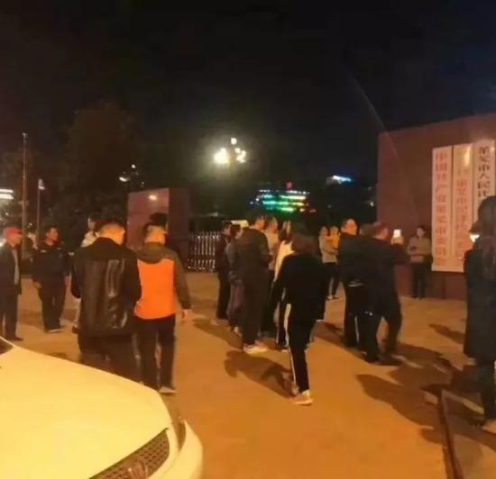 ▲莱芜市民在市委前合影留念。图片来自网络