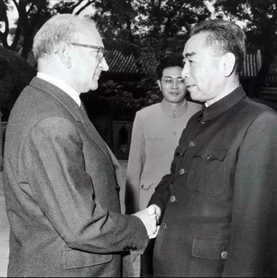 1963年10月,周恩來總理會見來訪的法國總統特使、前總理富爾一行,商討兩國建交問題