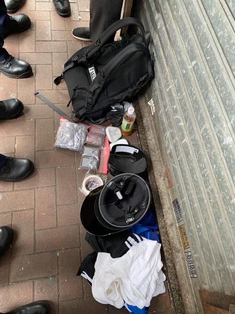 两名中学生身上搜出出面盔及防毒面具等东西