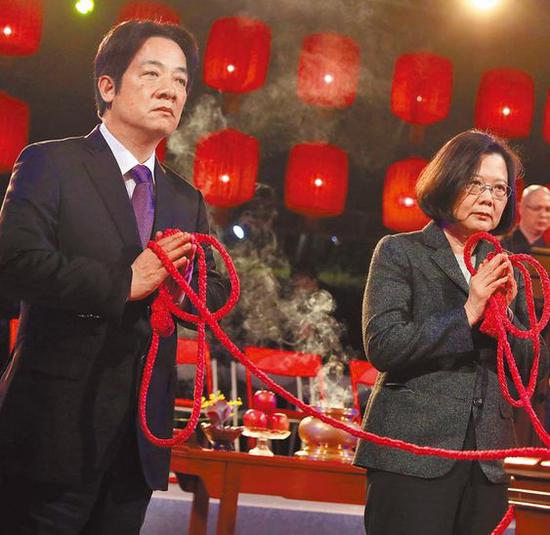 民进党党内初选结果揭晓,蔡英文胜出,接下来绿营面临的便是能否“蔡赖会”、“蔡赖配”,这将是考验民进党团结的下一步。图为去年除夕蔡赖共同赴法鼓山撞钟。(蔡英文办公室提供)图片来源:台湾《中时电子报》