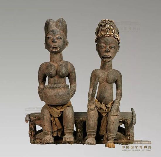  中国国家博物馆展品《高背椅上的母与子》。图片来源：中国国家博物馆网站