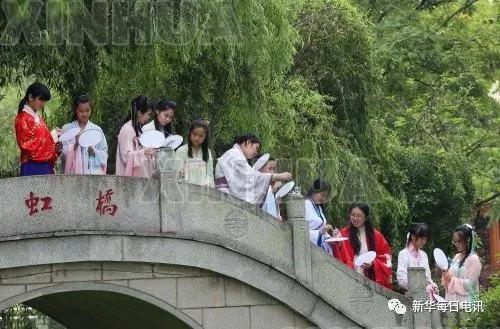 “七夕”民俗体验活动上，青年们正在画扇。新华社发 （徐培钦 摄）