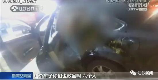 老爸把俩娃塞后备箱 交警咆哮：这么对自己小孩？