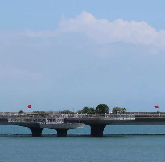  桥上的观景台与鲜明的旗帜 央广记者张筱璇/摄
