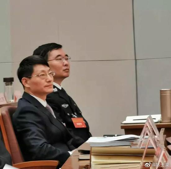 陈士渠(右)在西藏出席大会