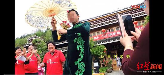 ↑2018年,杜少平曾在校友聚会时表演反串节目