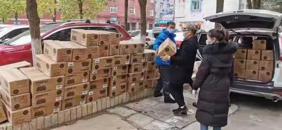 韩红爱心慈善基金会给武汉市普仁医院运送物资。图/受访者供图