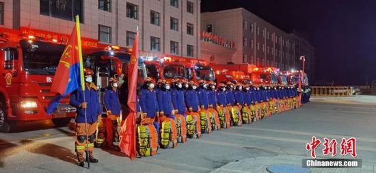图为青海消防救援力量集结。 李琸玮 摄
