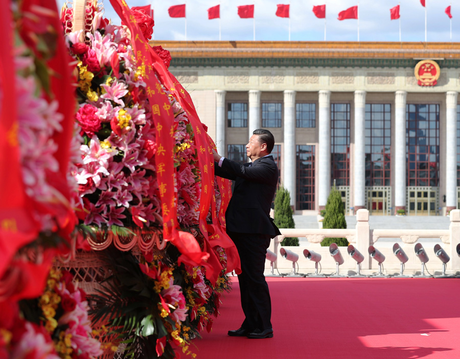 2018年9月30日上午,党和国家领导人习近平、李克强、栗战书、汪洋、王沪宁、赵乐际、韩正、王岐山等来到北京天安门广场,出席烈士纪念日向人民英雄敬献花篮仪式。这是习近平整理花篮上的缎带。 新华社记者谢环驰摄