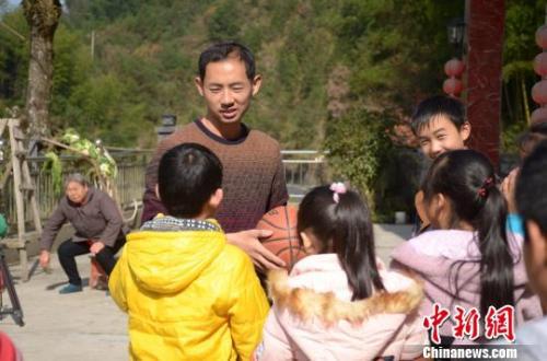资料图:农村留守儿童。余皓 摄