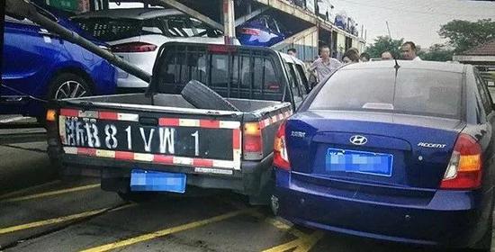 ▲周某驾驶皮卡车撞到自己桥车后 又撞上旁边的运输车 图片来源:受访者供图