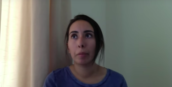 1544146367435401.png 拉蒂法在视频中控诉父亲。(视频截图)