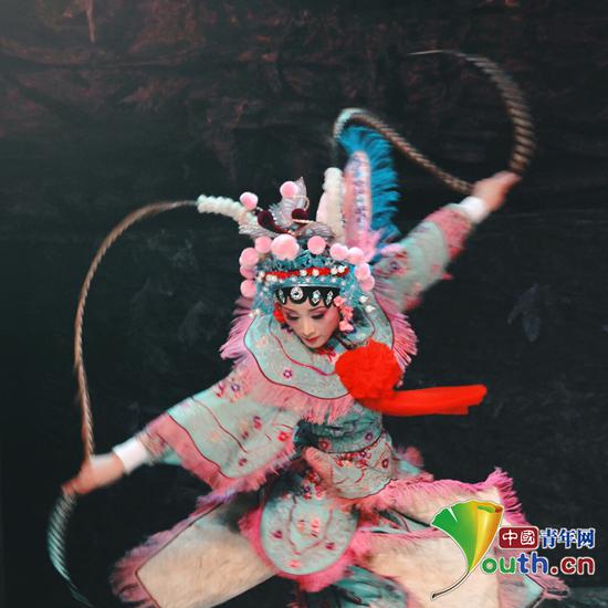 2017年1月，余平成功举办“今日头牌，文武花旦-余平”个人专场，图为其中剧目黄梅戏《扈家庄》。本人供图