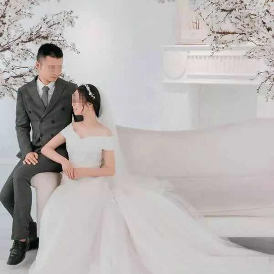 小龙和小青夫妻的婚纱照。