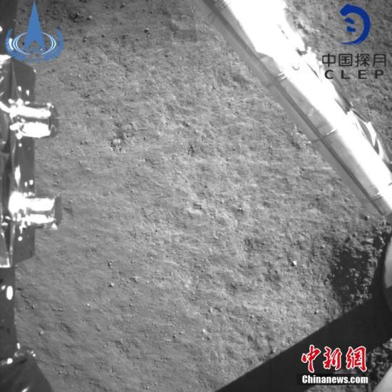 11时40分，嫦娥四号着陆器监视C相机获取了世界第一张近距离拍摄的月背影像图并传回地面。图中展示了巡视器即将驶离着陆器、驶向月背的方向。