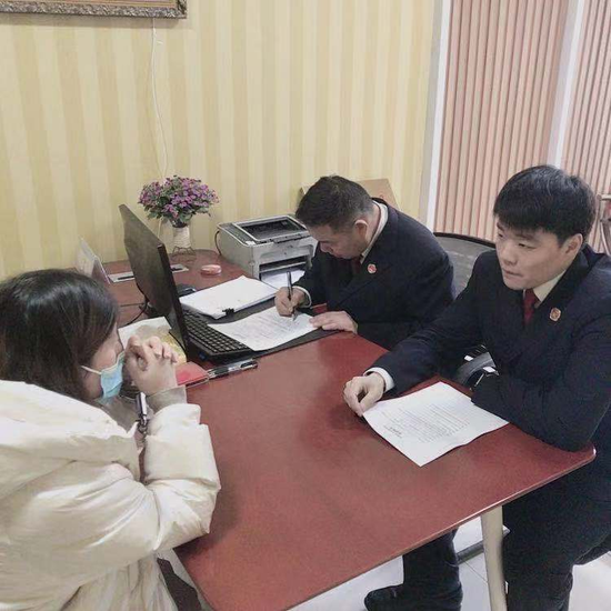 △王红在接受检察官问询 图片来源:检察院供图