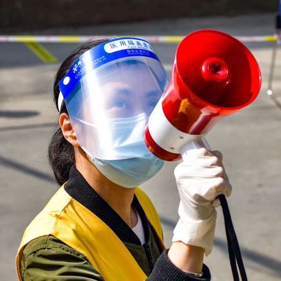 2022年3月，上海杨浦区长海路街道社区志愿者在小区里参与抗疫工作。