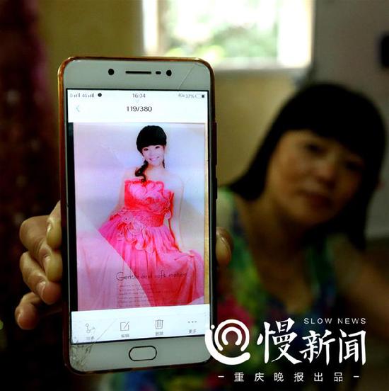 刘女士说，在柔婷美容期间，她禁不住推销诱惑，花了1万元拍的艺术照。