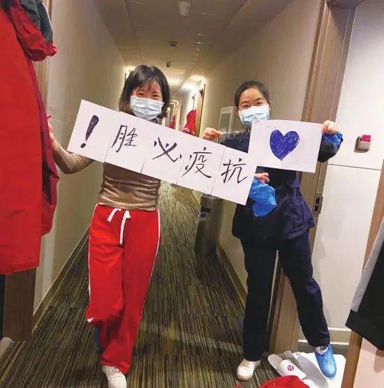 第 5 批湖南支援湖北医疗队队员写下 “ 胜疫必抗!” 来回应居民。图 / 受访者提供