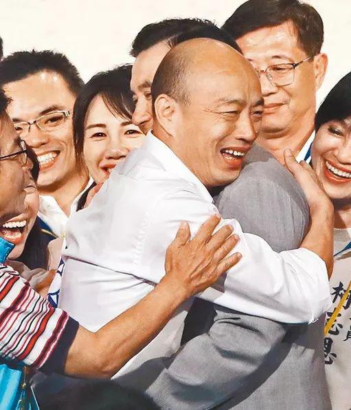 国民党2020参选人韩国瑜(左)15日出席台商秋节联谊会,与前台湾地区领导人马英九(右)终于再相遇,韩国瑜除了与马英九握手之外,两人也热情拥抱。(郑任南摄)图片来源:台湾《中时电子报》