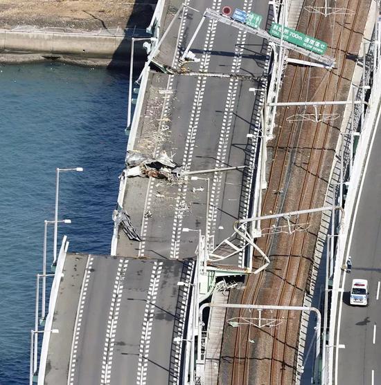 9月5日に台風で被害を受けた関西国際空港の連絡橋です。  （新華社通信/共同通信）