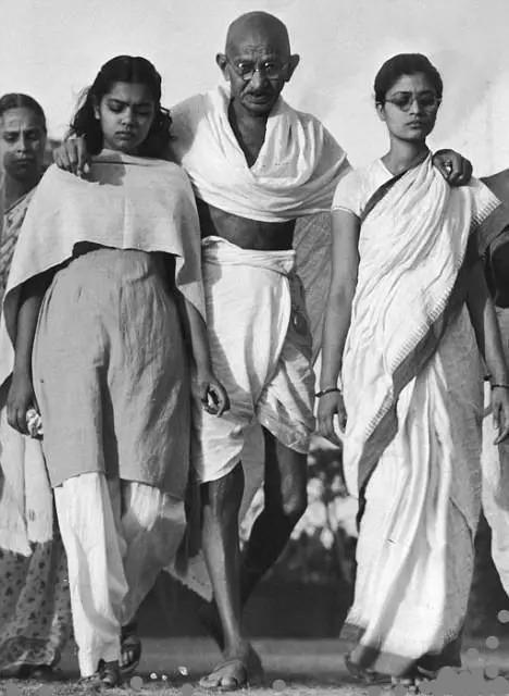 △甘地和照料他生活的阿芭拉（左）和马努（右）