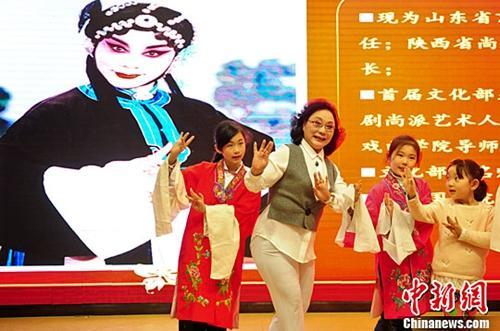 资料图:山东京剧名家校园手把手授“国粹”。京剧“尚派”传人鞠小苏在济南教授学生京剧“指法”。<a target='_blank' href='http://www.chinanews.com/'>中新社</a>记者 张勇 摄 资料图:山东京剧名家校园手把手授“国粹”。京剧“尚派”传人鞠小苏在济南教授学生京剧“指法”。中新社记者 张勇 摄