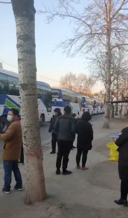 小果庄村核酸检测现场。受访者供图。
