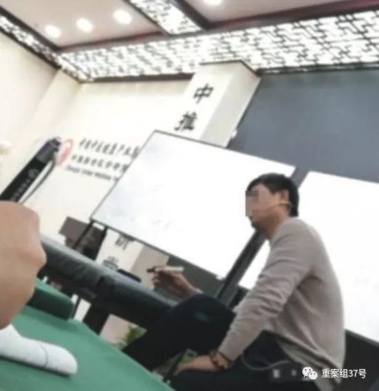 ▲2019年12月19日,课堂上讲师正为学员们上课,传授各种病症的对应推拿手法。实习生 孙朝 摄