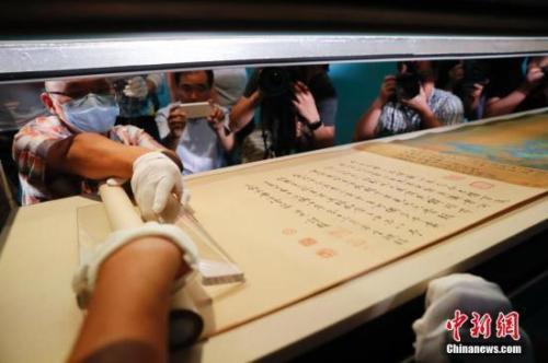资料图:去年,故宫“千里江山——历代青绿山水画特展”引发热潮。中新社记者 杜洋 摄