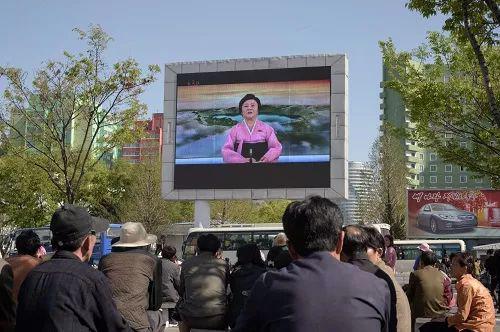 朝鲜民众21日在平壤街头收看关于朝鲜劳动党七届三中全会的电视报道