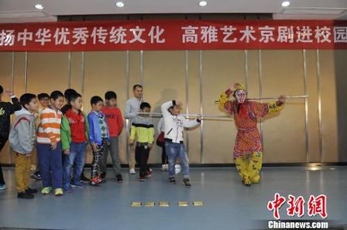 资料图:京剧走进福州校园受热捧。图为孩子们向“孙悟空”学习。 巫小波 摄 资料图:京剧走进福州校园受热捧。图为孩子们向“孙悟空”学习。 巫小波 摄