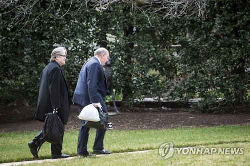 美国白宫副幕僚长哈金(右) 图片来源:韩联社/欧新社