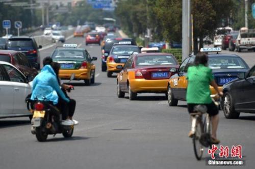 资料图：市民打车需求旺盛。中新网记者 金硕 摄