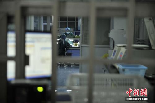 资料图:重庆新桥医院艾滋病筛查、确认实验室 中新社记者 陈超 摄