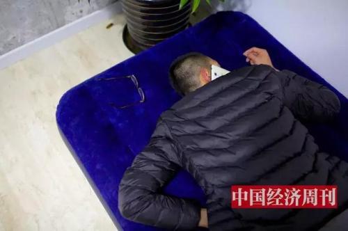 创业公司工作人员,睡着了也保持接电话的姿势(《中国经济周刊》首席摄影记者 肖翊 | 摄)