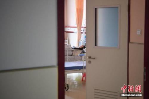 资料图:一名入住安宁疗护病区的患者躺在病床上休息。 中新社记者 刘冉阳 摄